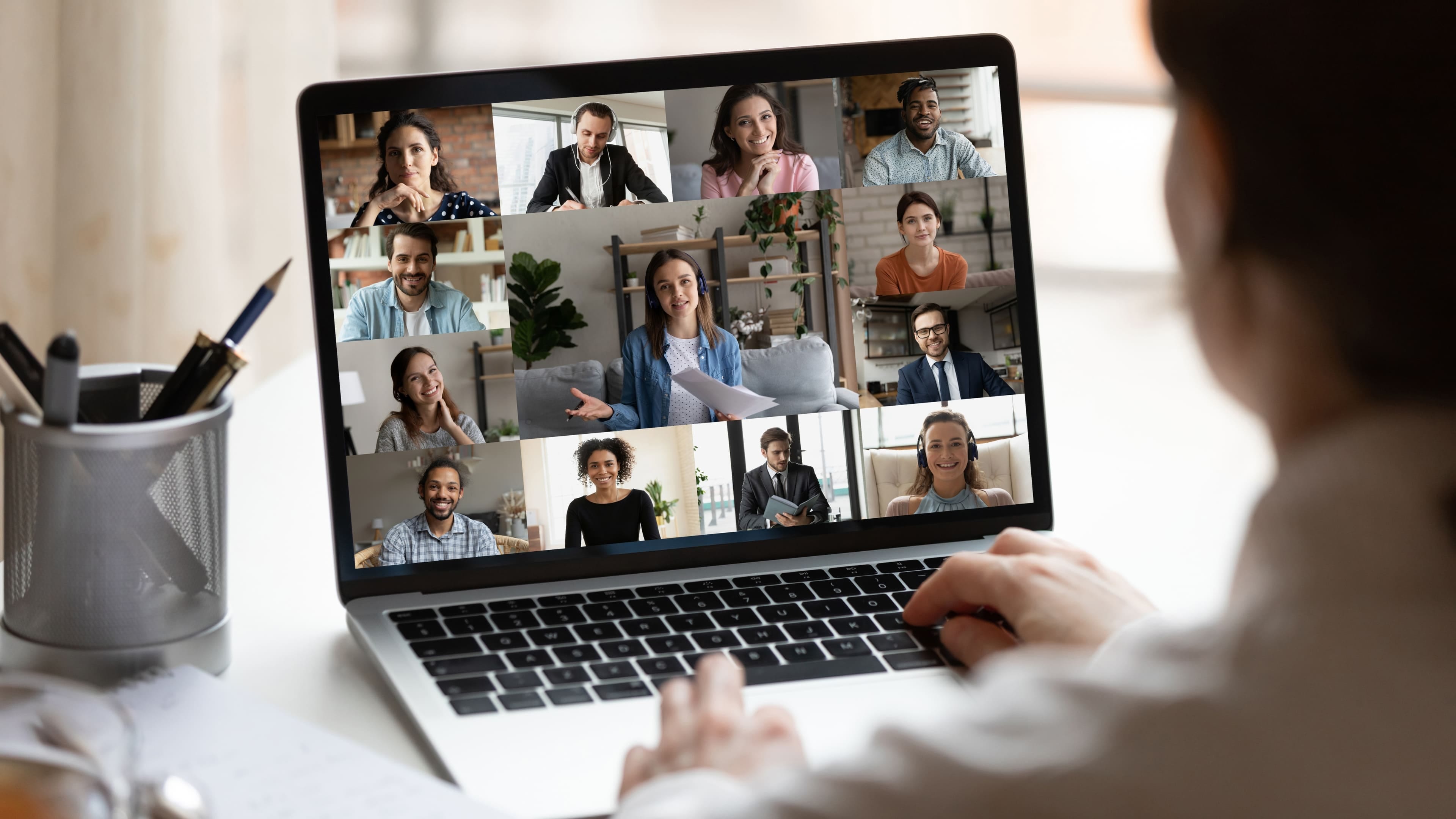 Equipo colaborando en una reunión online