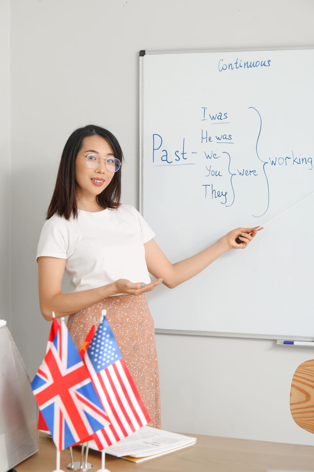 Profesora enseñando inglés en un aula moderna