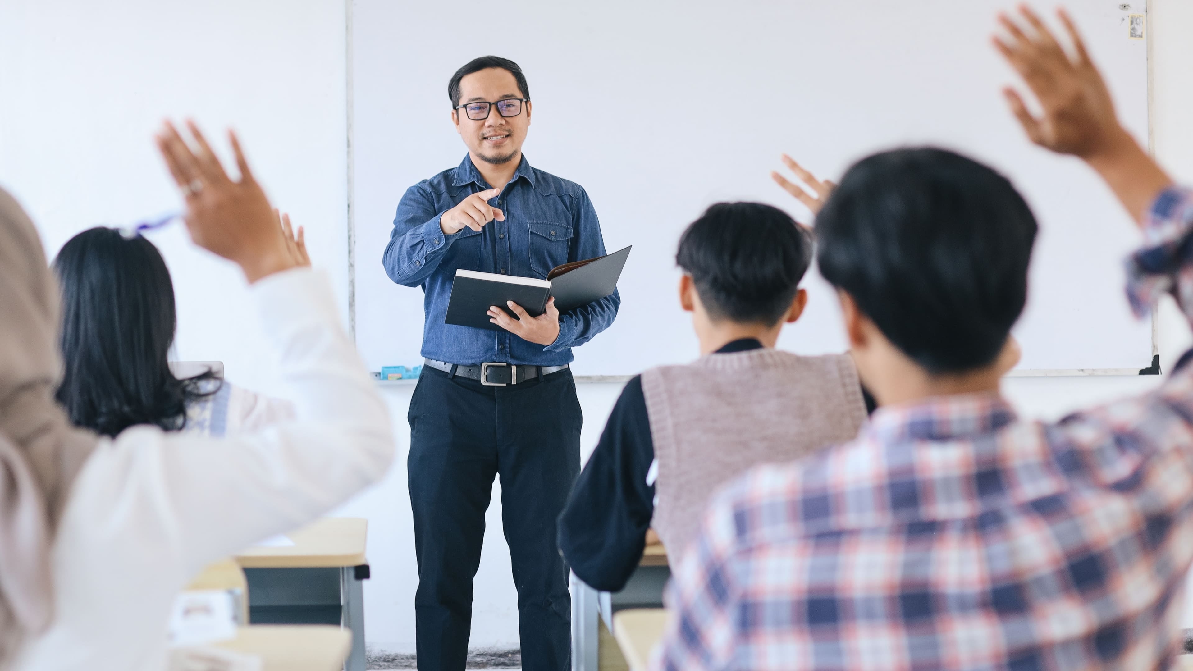 Profesora enseñando en un aula moderna